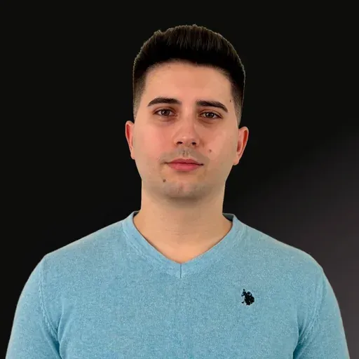 Emilian Oancea, Co-Founder IziBook — portret profesional